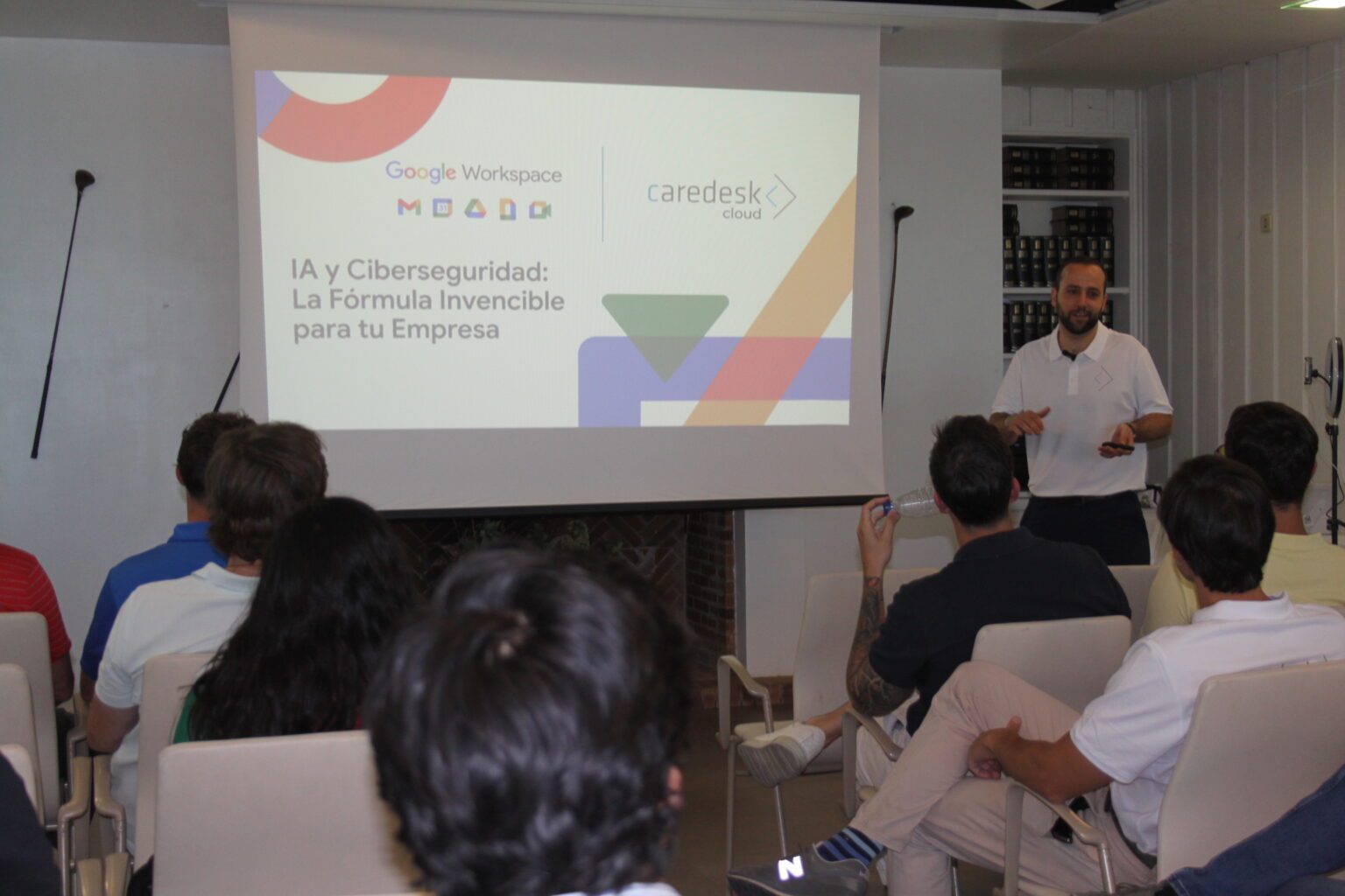 Ponente presentando la charla IA y Ciberseguridad: la fórmula invencible para tu empresa ante los asistentes