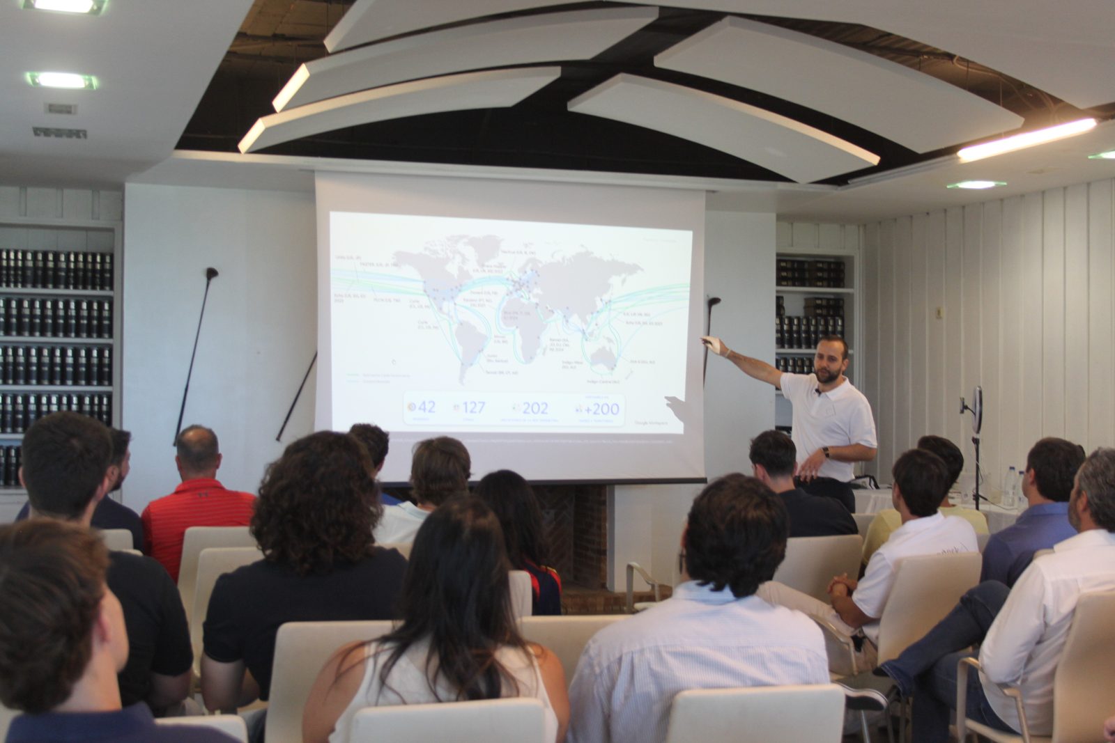 Asistentes siguiendo la charla de Hoyo en uno con Gemini