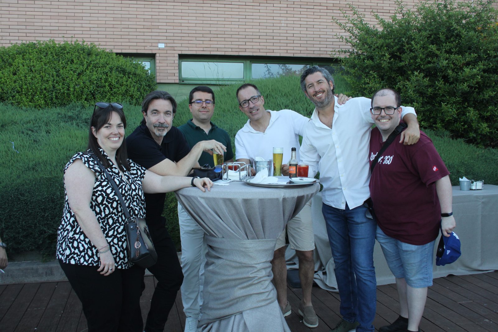 Brindis de los asistentes en la terraza del club