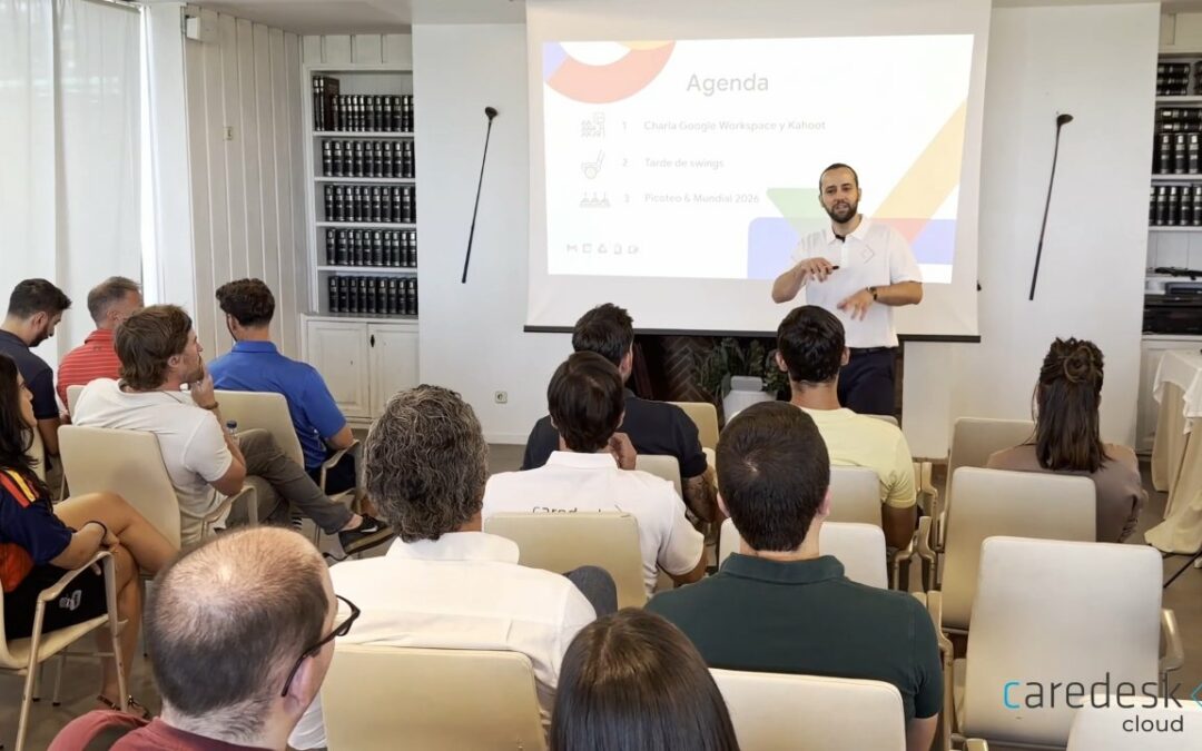 Ponente presentando la agenda del evento Hoyo en uno con Gemini ante los asistentes