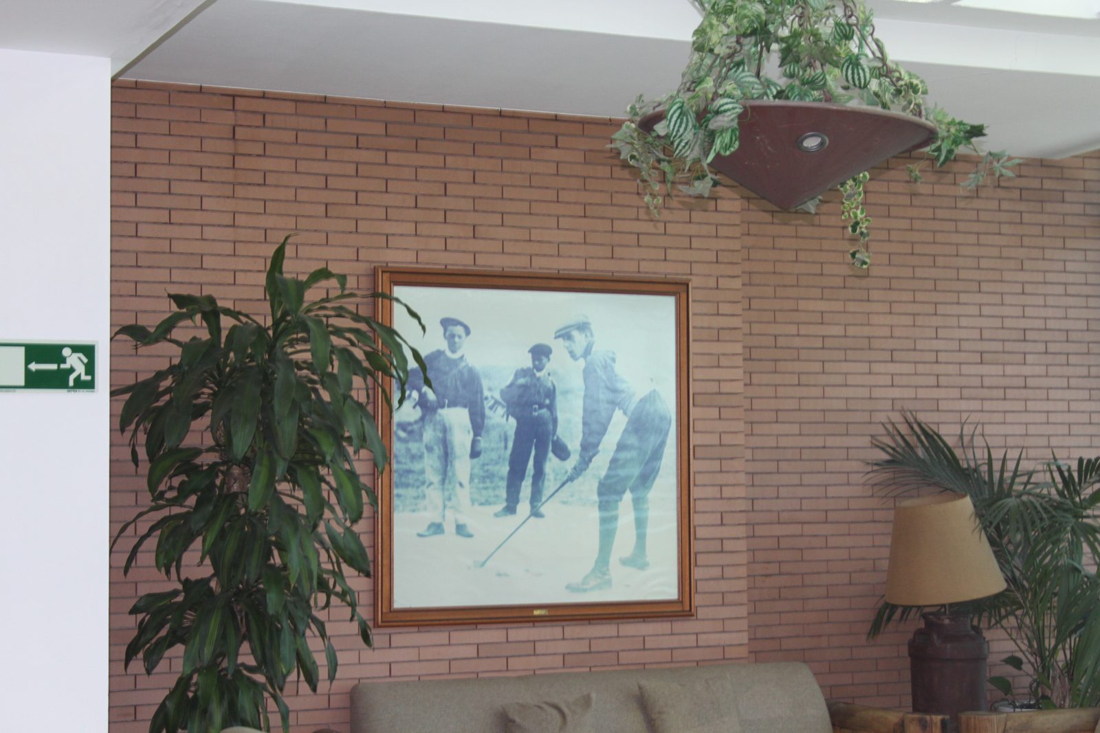 Detalle de una fotografía histórica en el Club de Golf Olivar de la Hinojosa