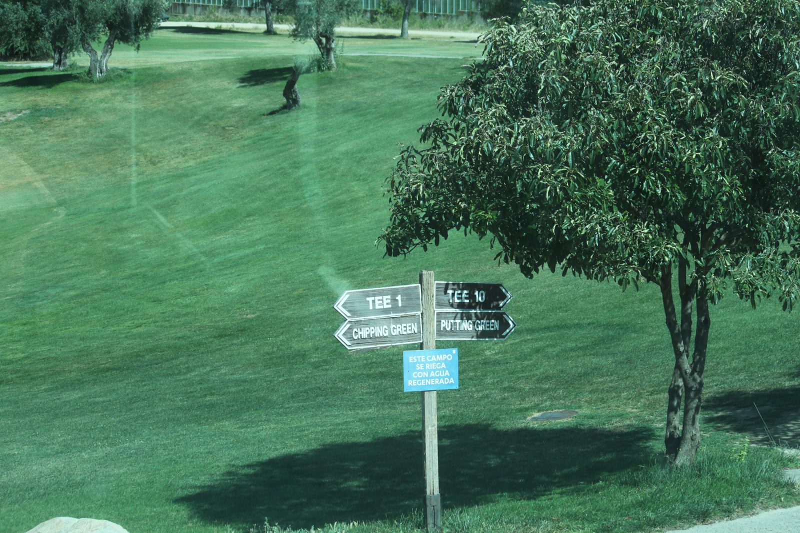 Detalle de una señal del campo de golf