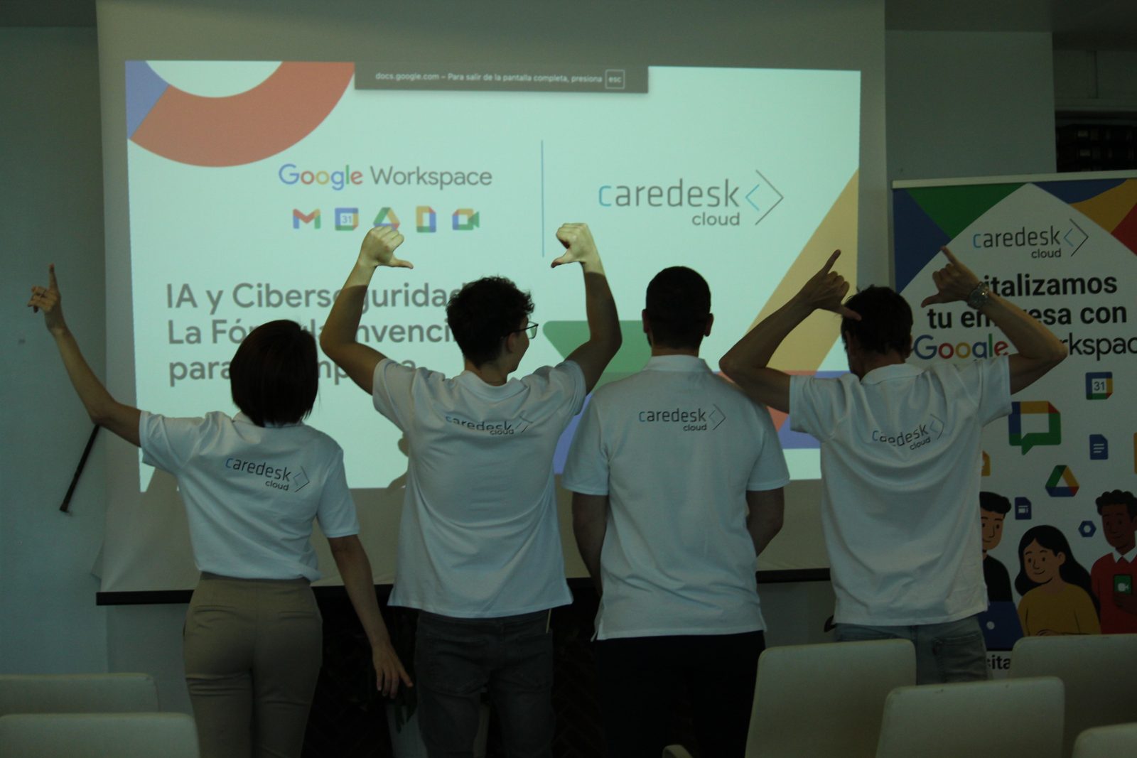 Equipo de CareDesk Cloud celebrando durante el evento