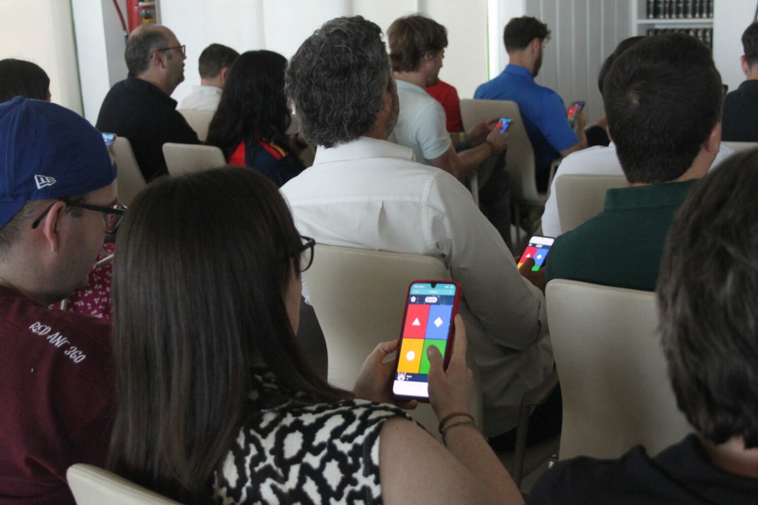 Asistente respondiendo en el móvil al cuestionario de Kahoot durante la charla