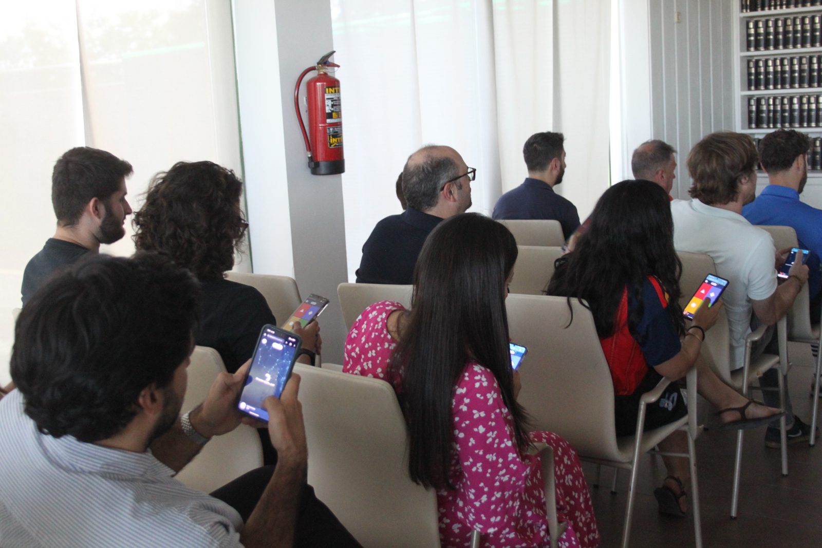 Asistentes participando en el Kahoot con sus móviles