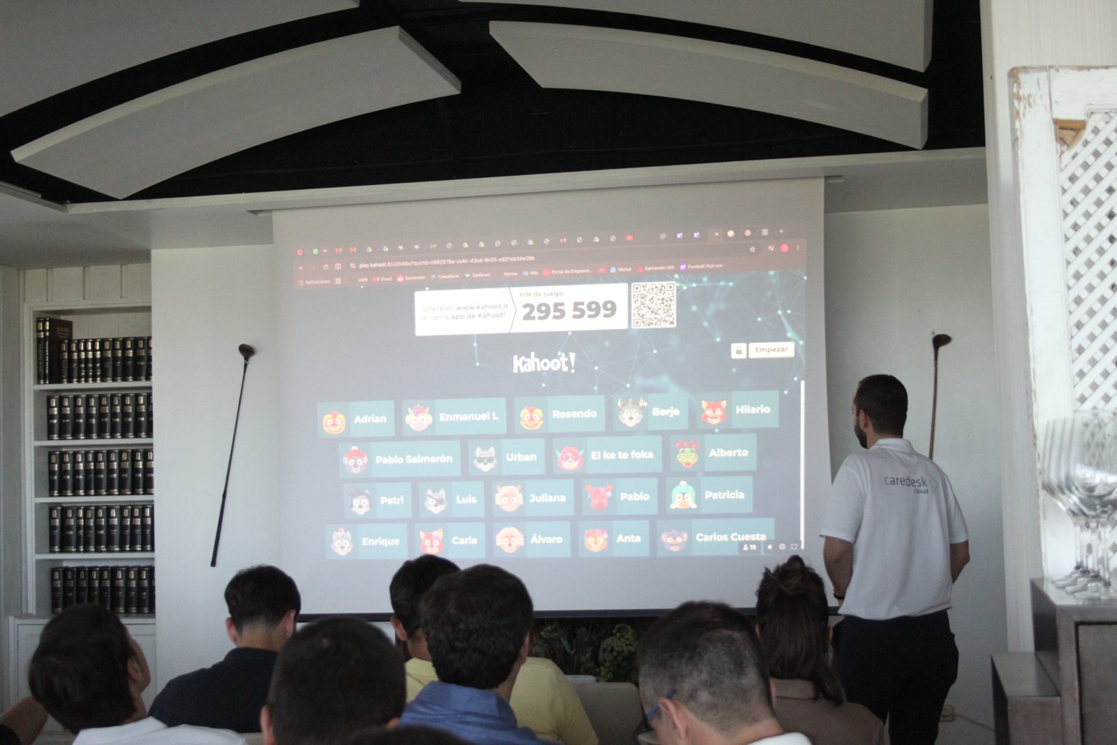 Pantalla del Kahoot con el código de acceso durante el evento