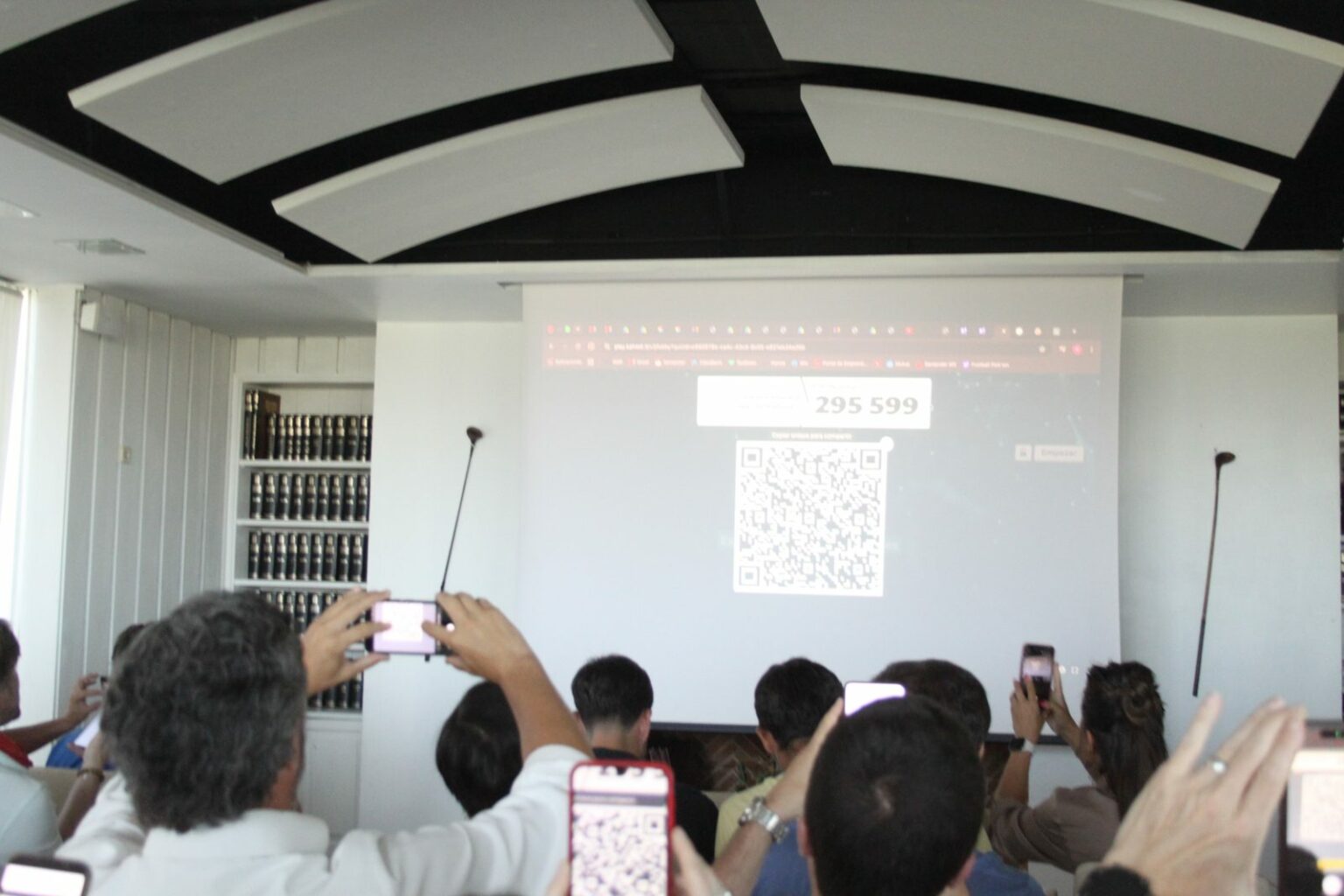 Asistentes escaneando con el móvil el código QR proyectado para participar en el Kahoot