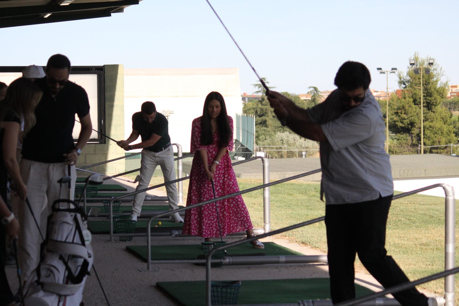 Asistente realizando un swing durante la tarde de golf