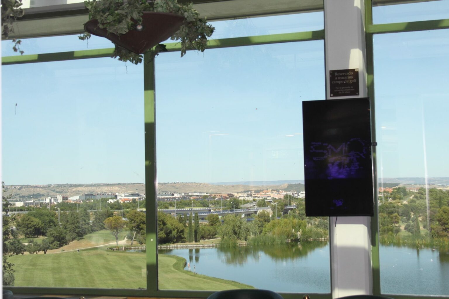 Vistas del campo de golf y del lago desde la sala del evento