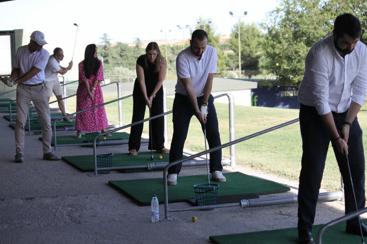 Asistentes en la zona de prácticas del Club de Golf Olivar de la Hinojosa